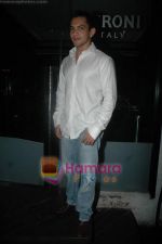 Aditya Narayan at Sunidhi_s bash for Enrique track in Vie Lounge on 18th April 2011 (6).JPG